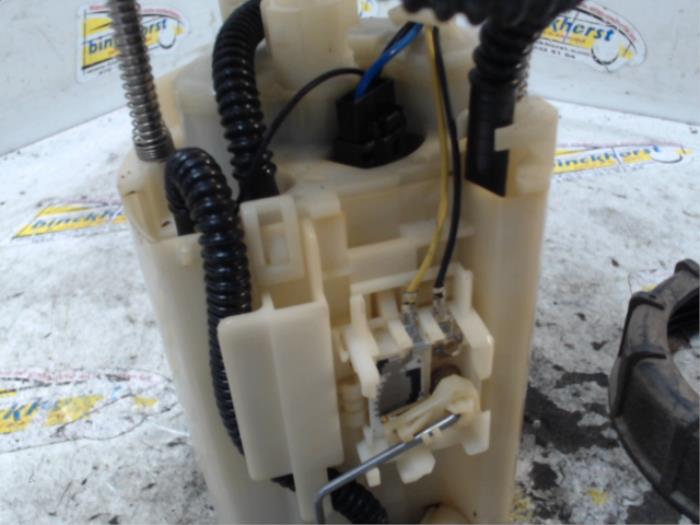 Electric fuel pump from a Honda Jazz (GD/GE2/GE3) 1.3 i-Dsi 2004