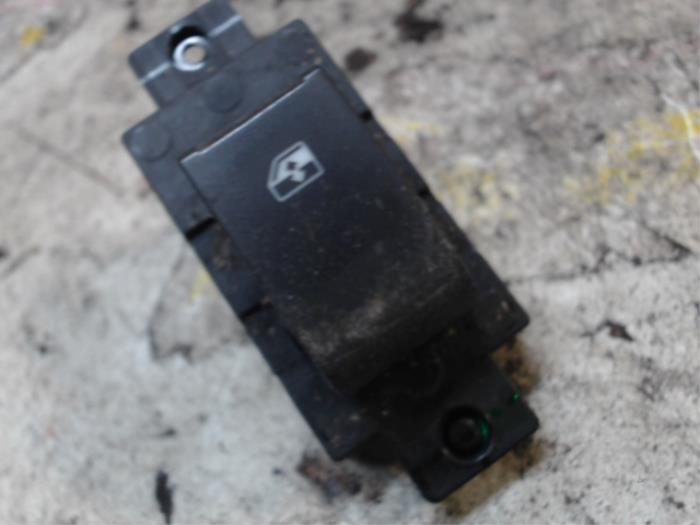 Usados Interruptor de ventanilla eléctrica Chevrolet Captiva (C140) 2.2 D 16V 4x4 Precio € 10,50 Norma de margen ofrecido por Binckhorst BV
