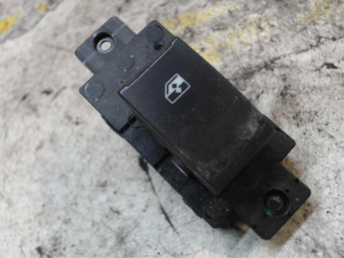 Usados Interruptor de ventanilla eléctrica Chevrolet Captiva (C140) 2.2 D 16V 4x4 Precio € 10,50 Norma de margen ofrecido por Binckhorst BV