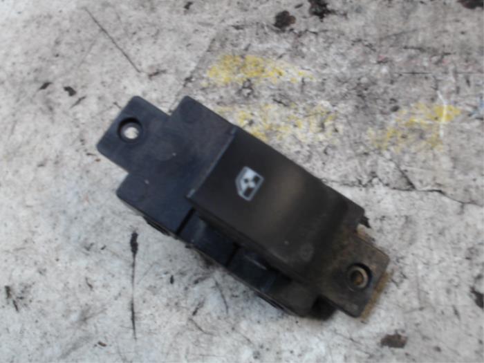 Usados Interruptor de ventanilla eléctrica Chevrolet Captiva (C140) 2.2 D 16V 4x4 Precio € 10,50 Norma de margen ofrecido por Binckhorst BV