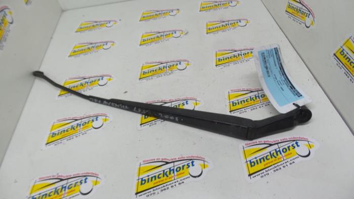 Front wiper arm from a Toyota Avensis (T25/B1B) 1.8 16V VVT-i 2005