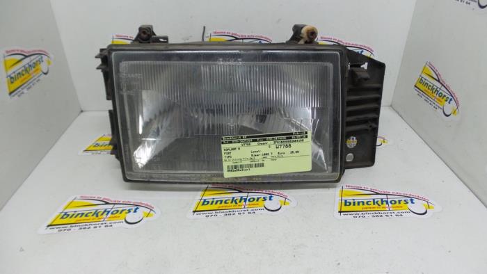 Headlight, right from a Fiat Tipo (160) 1.4 DGT IE 1992