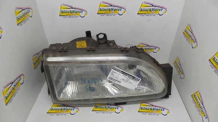 Używane Reflektor prawy Ford Scorpio I (GNM) 2.9 CLXi,GLXi Cena € 31,50 Procedura marży oferowane przez Binckhorst BV