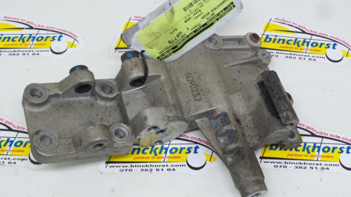 Usagé Support dynamo haut Kia Carens III (FG) 2.0i CVVT 16V Prix € 31,50 Règlement à la marge proposé par Binckhorst BV