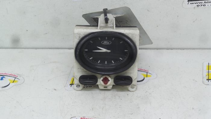 Uhr van een Ford Escort 6 (AAL/ABL) 1.6 16V 1995
