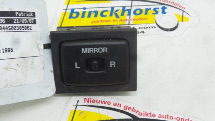 Interruptor de retrovisor de un Suzuki Swift (SF310/413) 1.0i 1998