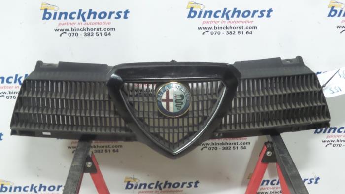 Używane Grill Alfa Romeo 155 (167) 1.9 D Turbo Cena € 26,25 Procedura marży oferowane przez Binckhorst BV