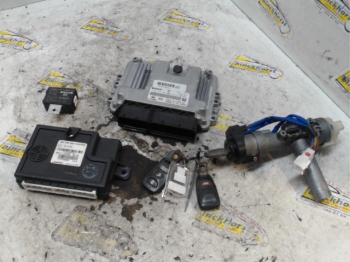 Used Ignition lock + computer Kia Sorento I (JC) 2.5 CRDi 16V VGT Price € 131,25 Margin scheme offered by Binckhorst BV
