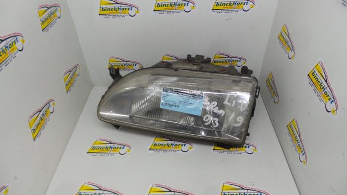 Używane Reflektor lewy Renault 19 Phase II/III (B/C53) 1.4i Cena € 26,25 Procedura marży oferowane przez Binckhorst BV