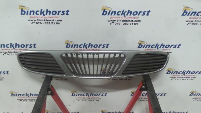 Używane Grill Chevrolet Nubira Wagon (J100) 2.0 16V Cena € 31,50 Procedura marży oferowane przez Binckhorst BV