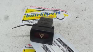 Usagé Bouton de warning Nissan Sunny (N14) 2.0 D Prix € 10,50 Règlement à la marge proposé par Binckhorst BV