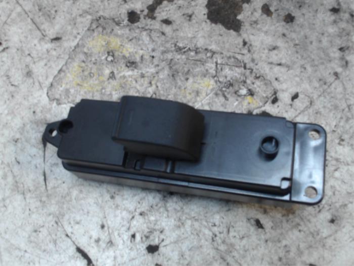 Usados Interruptor de ventanilla eléctrica Mazda 6 (GH12/GHA2) 2.0i 16V S-VT Precio € 10,50 Norma de margen ofrecido por Binckhorst BV
