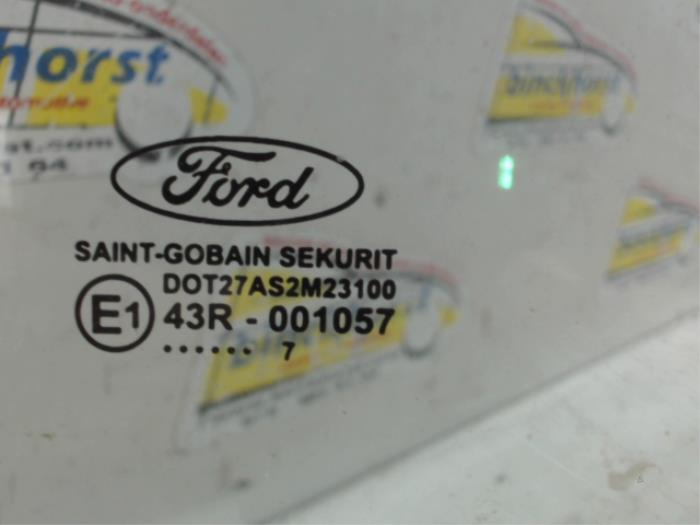Szyba drzwi lewych tylnych wersja 4-drzwiowa z Ford Focus 2 Wagon 1.6 16V 2007