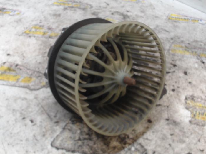 Heating and ventilation fan motor from a Land Rover Freelander II 2.2 td4 16V 2007