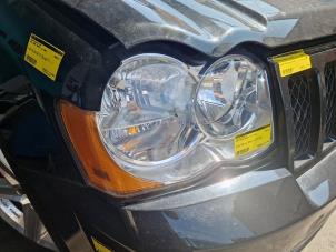 Używane Reflektor prawy Jeep Grand Cherokee (WH/WK) 6.1 SRT-8 Cena € 183,75 Procedura marży oferowane przez Binckhorst BV
