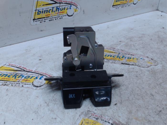 Tailgate lock mechanism from a Kia Soul I (AM) 1.6 CVVT 16V 2009