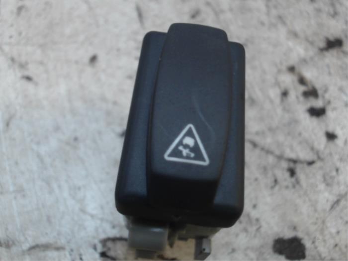 Usados Interruptor ESP Renault Modus/Grand Modus (JP) 1.5 dCi 85 Precio € 10,50 Norma de margen ofrecido por Binckhorst BV
