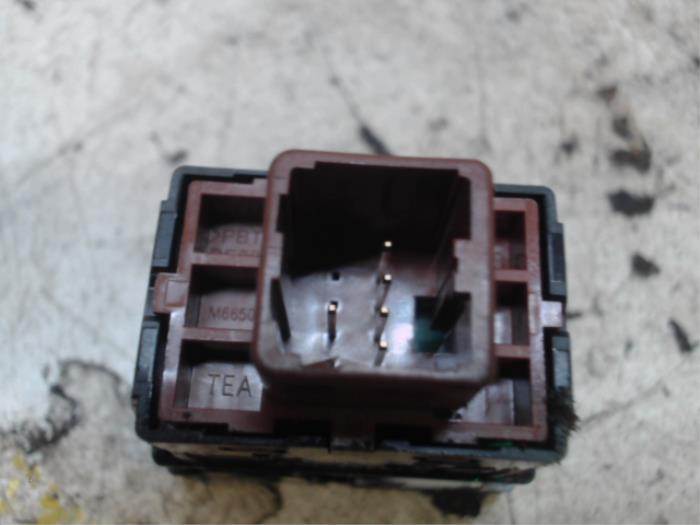 PDC Schalter van een Honda Jazz (GR) 1.5 eHEV 16V 2023