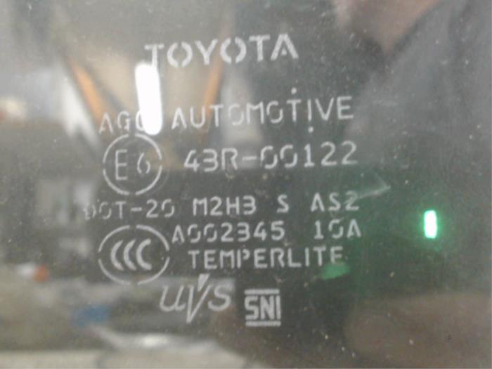 Ventanilla de puerta de 4 puertas izquierda detrás de un Toyota Prius (ZVW5) 1.8 16V Hybrid 2018