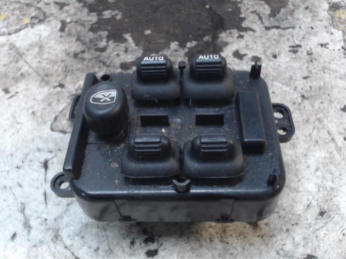 Electric window switch from a Jeep Cherokee/Liberty (KJ) 2.8 CRD 16V 2005