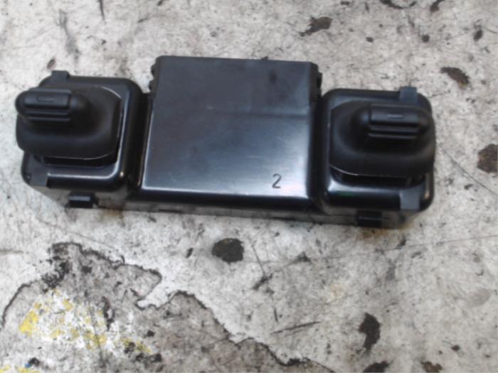 Usados Interruptor de ventanilla eléctrica Jeep Cherokee/Liberty (KJ) 2.8 CRD 16V Precio € 26,25 Norma de margen ofrecido por Binckhorst BV