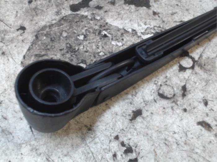 Rear wiper arm from a Mercedes-Benz A (W176) 2.0 A-250 Turbo 16V 4-Matic 2015