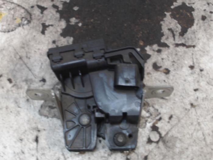 Tailgate lock mechanism from a Mercedes-Benz A (W176) 2.0 A-250 Turbo 16V 4-Matic 2015