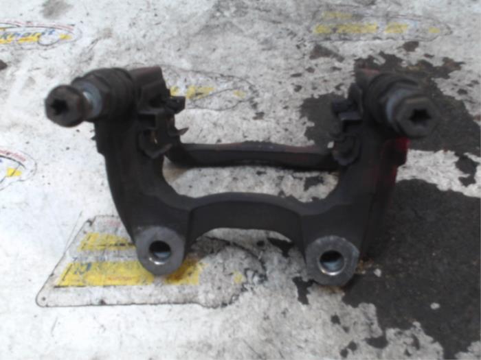 Rear brake calliperholder, left from a Mercedes-Benz A (W176) 2.0 A-250 Turbo 16V 4-Matic 2015