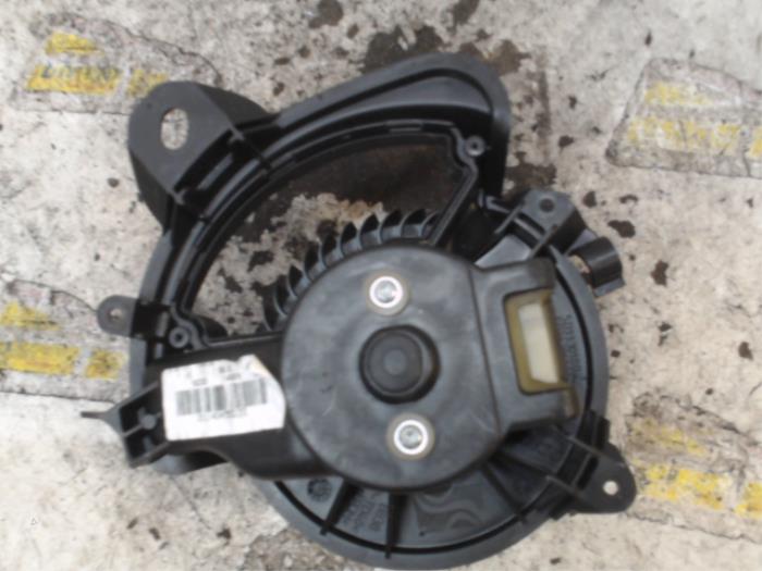 Heating and ventilation fan motor from a Opel Corsa D 1.4 16V Twinport 2008