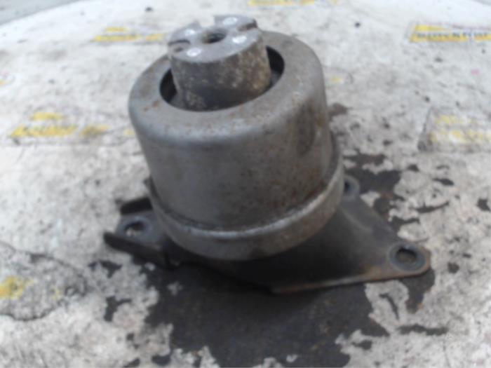 Used Engine mount Volkswagen Transporter T6 2.0 TDI DRF Price € 21,00 Margin scheme offered by Binckhorst BV