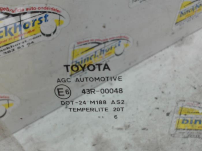 Vitre portière 4portes arrière droite d'un Toyota Yaris III (P13) 1.33 16V Dual VVT-I 2016
