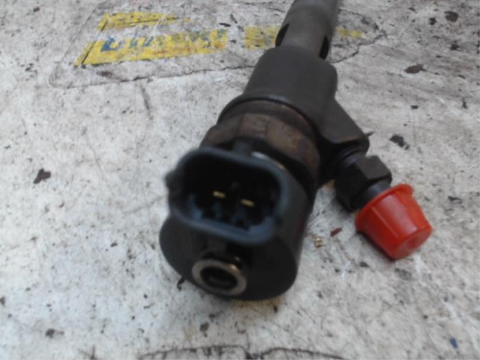 Injector (diesel) from a Toyota Corolla (E12) 1.4 D-4D 16V 2006