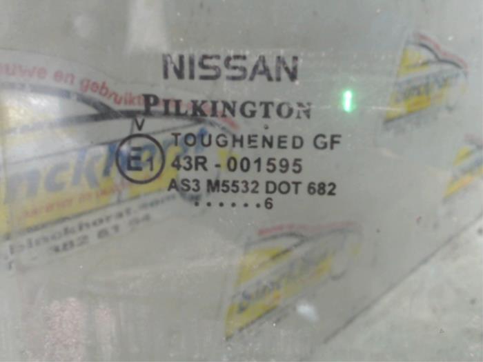 Vitre portière 4portes arrière droite d'un Nissan Note (E11) 1.4 16V 2006