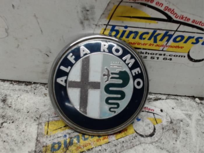 Używane Emblemat Alfa Romeo 159 Sportwagon (939BX) 1.9 JTDm 16V Cena € 15,75 Procedura marży oferowane przez Binckhorst BV