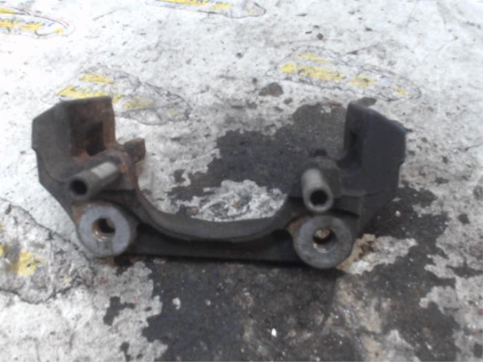 Front brake calliperholder, left from a BMW 3 serie (E90) 325i 24V 2005