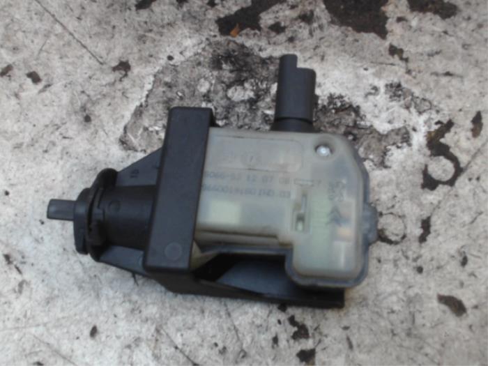Tank flap lock motor from a Citroën C4 Grand Picasso (UA) 2.0 HDiF 16V 135 2008