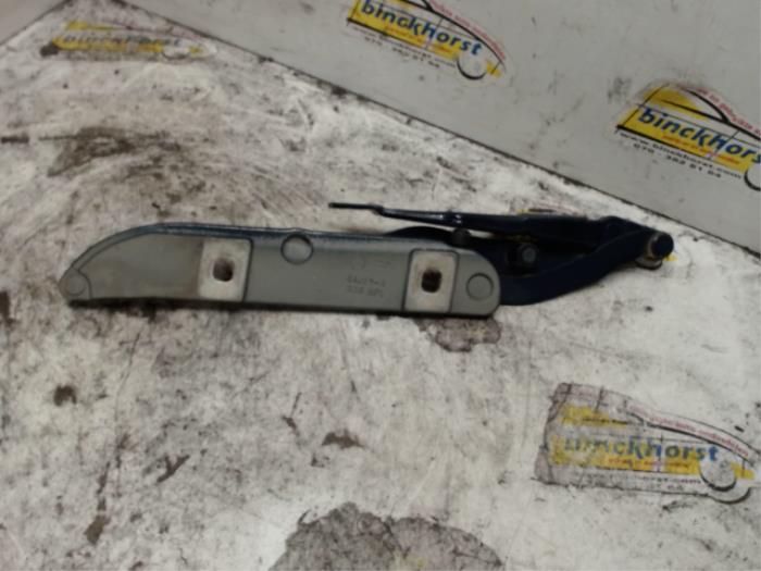 Tailgate hinge from a BMW 3 serie (E46/4) 318i 16V 2003