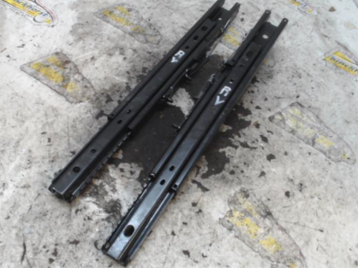 Seat rails, right from a Peugeot 206 (2A/C/H/J/S) 1.1 XN,XR 2000