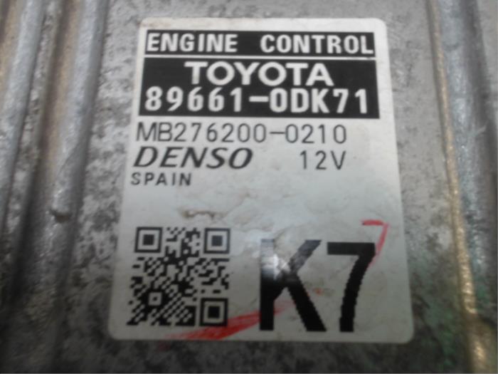 Cerradura de contacto y ordenador de un Toyota Yaris III (P13) 1.33 16V Dual VVT-I 2016