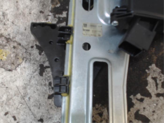 Mechanizm szyby lewej tylnej wersja 4-drzwiowa z Opel Zafira Tourer (P12) 1.6 CDTI 16V ecoFLEX 136 2014