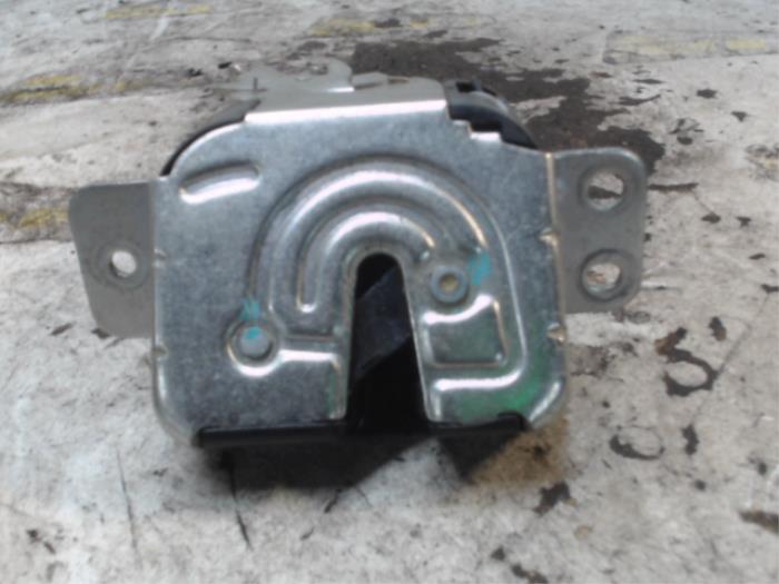 Tailgate lock mechanism from a Mitsubishi Colt (Z2/Z3) 1.3 16V 2012