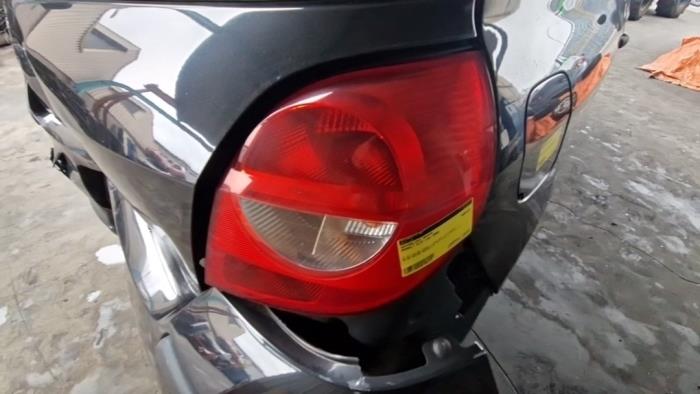 Luz trasera derecha de un Renault Clio III (BR/CR) 1.2 16V 75 2008