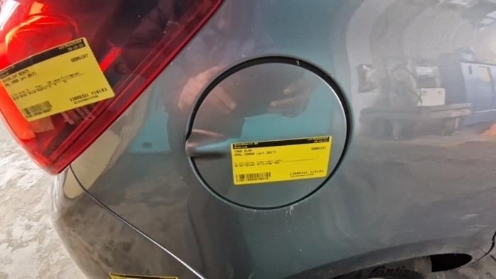 Tankklappe van een Opel Corsa E 1.4 16V 2017