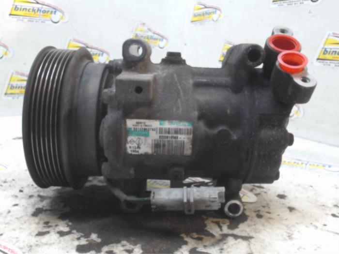 Air conditioning pump from a Renault Clio III (BR/CR) 1.2 16V 75 2008