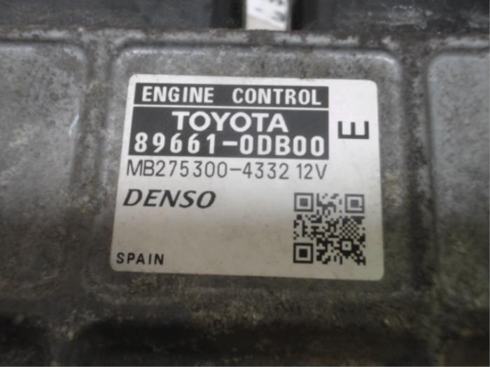 Cerradura de contacto y ordenador de un Toyota Yaris II (P9) 1.33 16V Dual VVT-I 2009