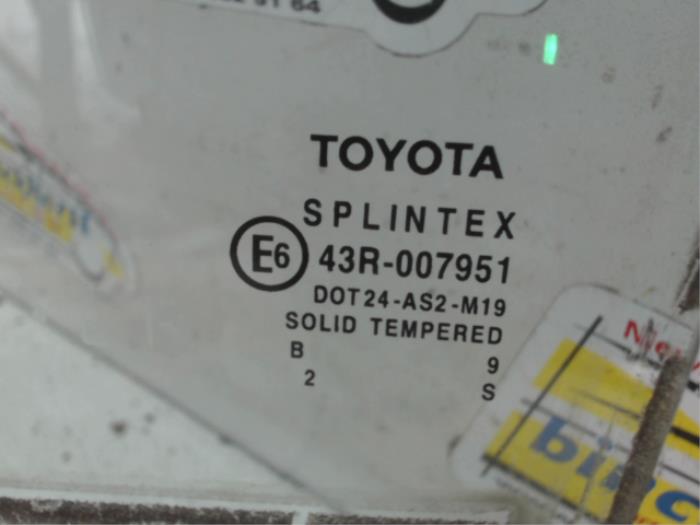 Vitre portière 4portes arrière gauche d'un Toyota Corolla (E11) 1.6 16V 1999