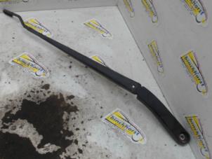 Begagnade Främre torkararm Chrysler Voyager/Grand Voyager (RT) 3.8 V6 Grand Voyager Pris € 21,00 Marginaltabell erbjuds av Binckhorst BV