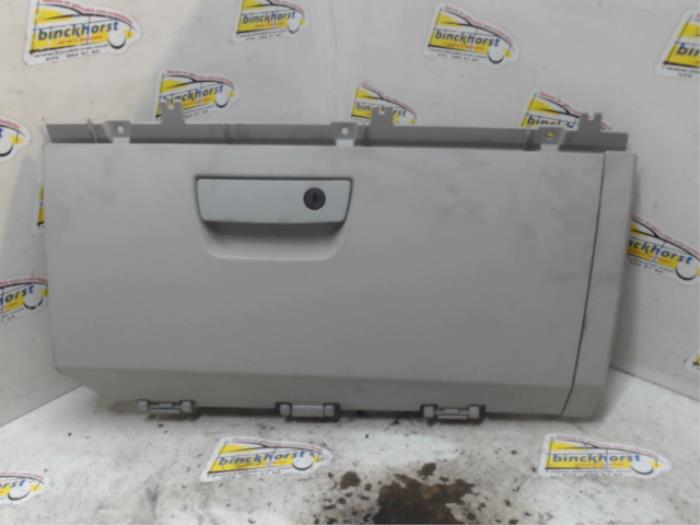 Begagnade Handskfack Chrysler Voyager/Grand Voyager (RT) 3.8 V6 Grand Voyager Pris € 52,50 Marginaltabell erbjuds av Binckhorst BV