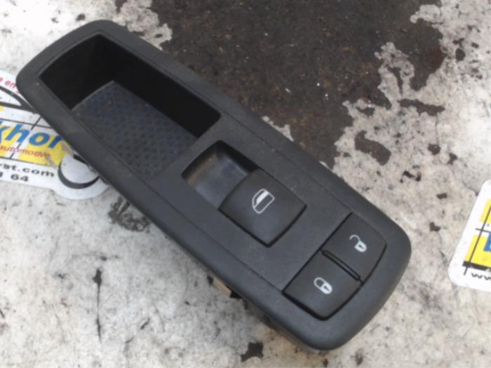 Usados Interruptor de ventanilla eléctrica Chrysler Voyager/Grand Voyager (RT) 3.8 V6 Grand Voyager Precio € 26,25 Norma de margen ofrecido por Binckhorst BV