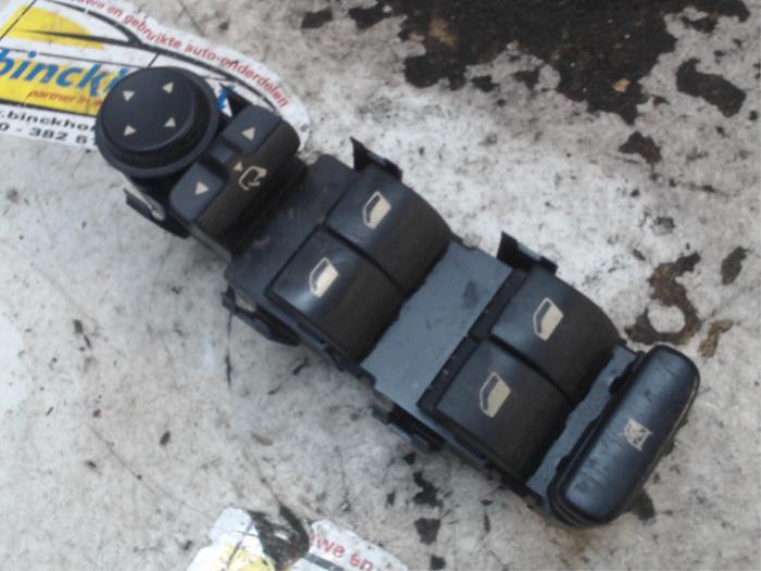 Usados Interruptor de ventanilla eléctrica Peugeot 407 (6D) 2.0 16V Precio € 31,50 Norma de margen ofrecido por Binckhorst BV